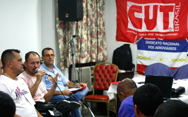 Da esquerda para a direita. Luiz da Rocha, presidente do SNA, Nilton Mota, secretário geral da CNTTL e dirigente do SNA, e Marcos José, secretário de formação do SNA.